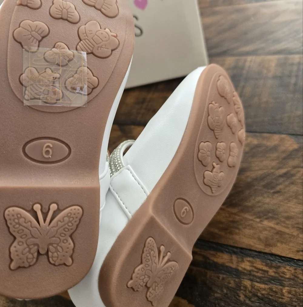 Tip Top Kids Girls MaryJane White Shoe with Rhinestone Strap. Style S187. Size 6